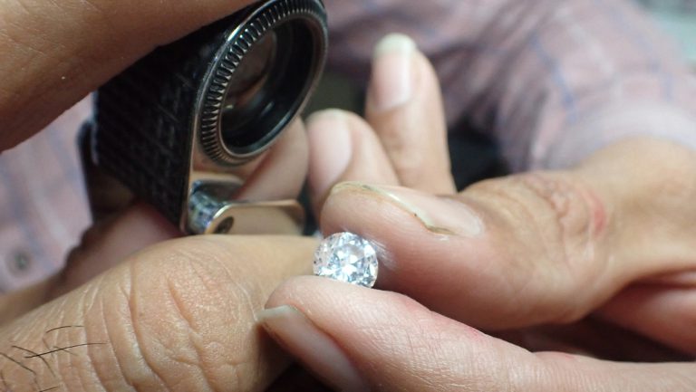 Indische Händler sehen Diamant-Verbot gegenüber Russland als eine Existenzbedrohung — RT DE
