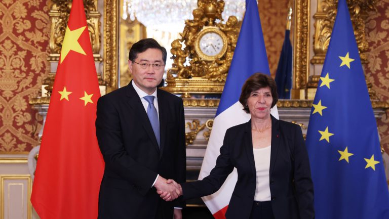 Chinesischer Außenminister wirbt in Frankreich für Zusammenarbeit und Vertiefung der Beziehung — RT DE