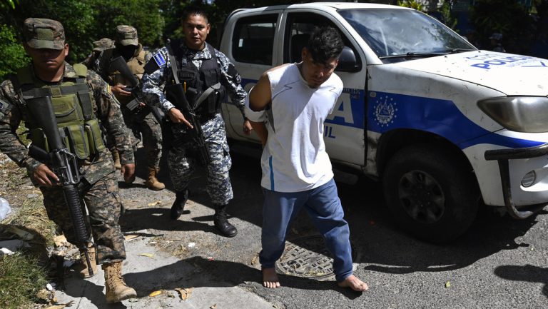 Salvadorianische Sicherheitskräfte riegeln nach Mord an Polizist ganze Gemeinde ab — RT DE