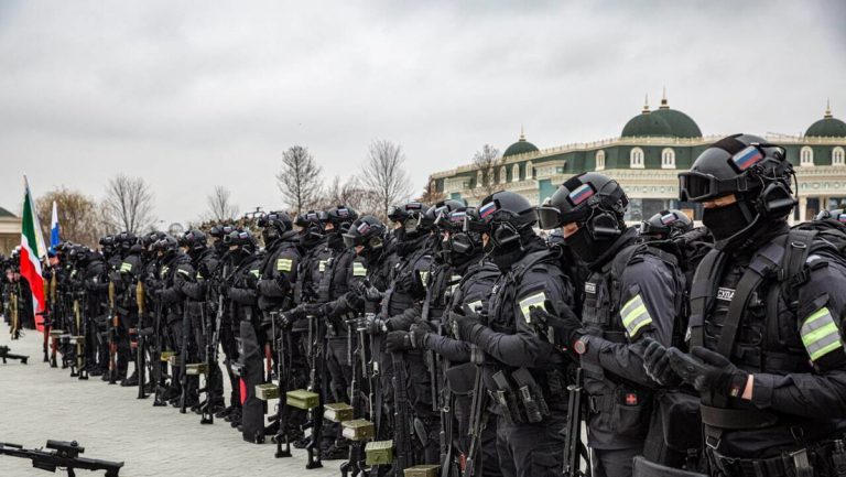 Achmat-Einheiten in Volksrepublik Donezk verlegt – Vorbereitung auf Sturmangriff — RT DE