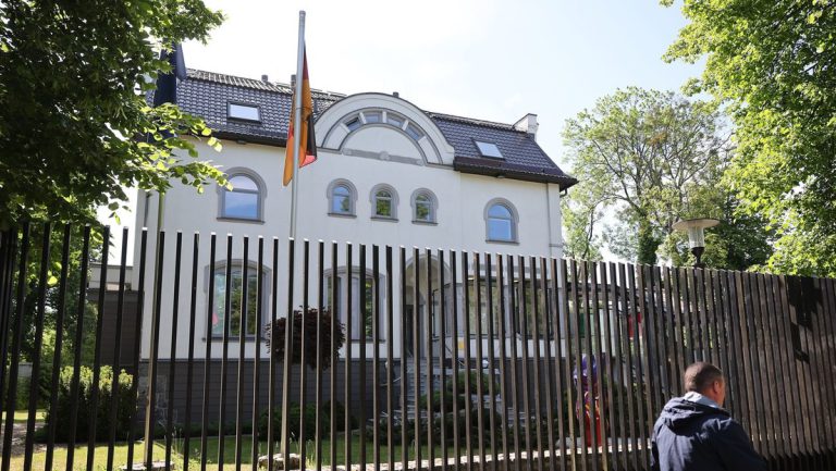 Auswärtiges Amt lässt vier von fünf russischen Konsulaten in Deutschland schließen — RT DE