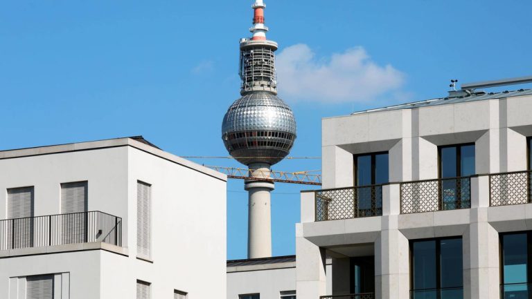Berlin baut riesiges Wohnhaus – ausschließlich für lesbische Frauen — RT DE