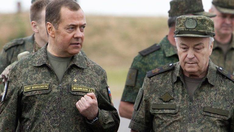 „Verstreute Läuse auf dem Körper Europas“ – Medwedew geht mit Exil-Russen hart ins Gericht — RT DE