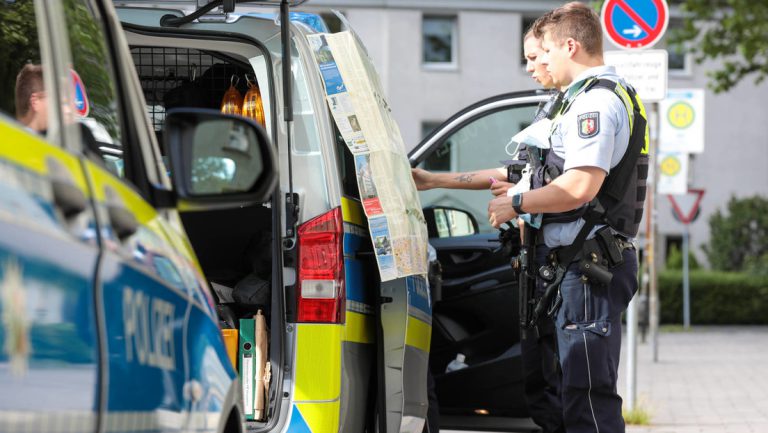Fahrerflucht endet mit mehr als 30 Schüssen der Polizei auf 19-Jährigen — RT DE