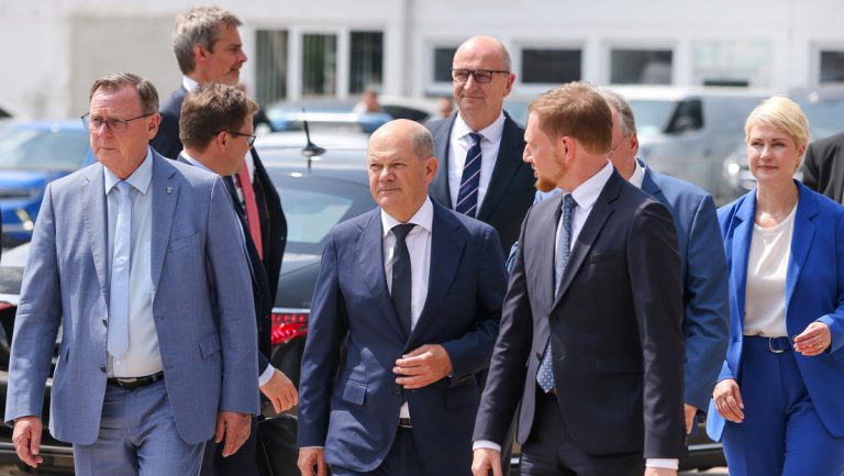 Ostdeutsche Ministerpräsidenten warnen Scholz vor Sparmaßnahmen — RT DE