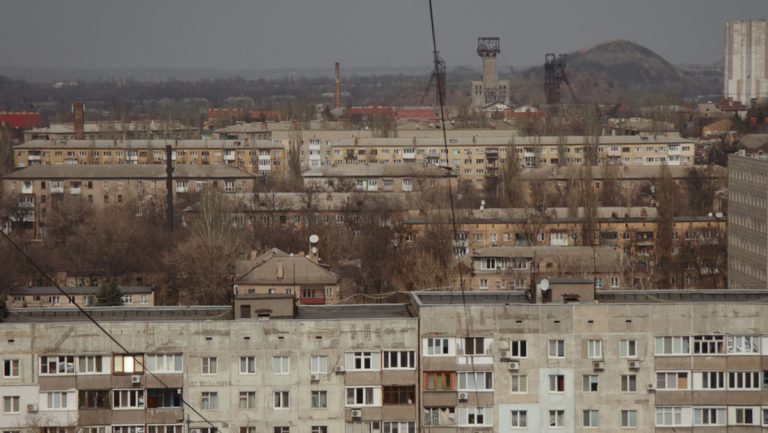 Wie ergeht es den Einheimischen nach neun Jahren unter ukrainischer Belagerung? — RT DE