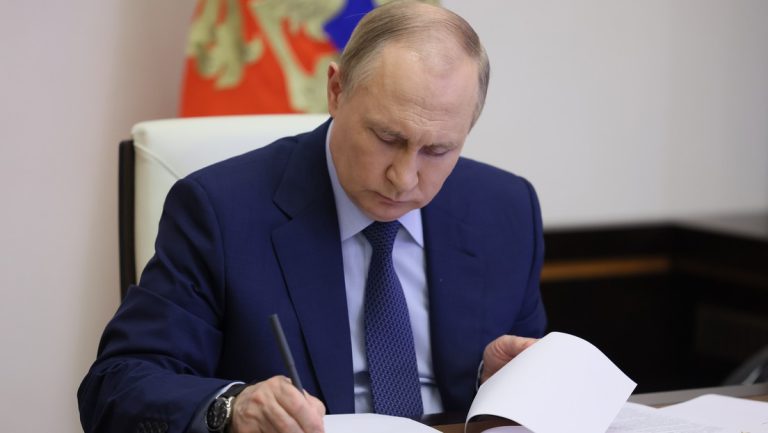 Putin verlängert bis zum Jahresende Verbot für Ölexporte in Länder mit Preisdeckel — RT DE