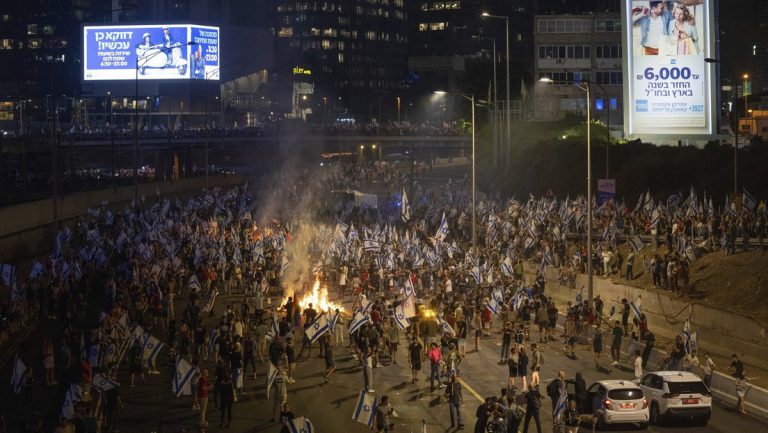 Tausende Menschen nach Rücktritt des Polizeichefs auf den Straßen — RT DE