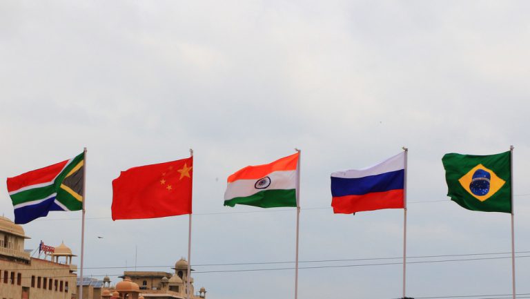 Dollar-Krach? Pläne für gemeinsame BRICS-Währung beunruhigen westliche Experten — RT DE