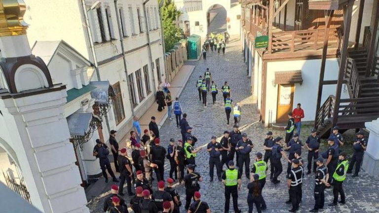 Polizei besetzt eines der Klostergebäude — RT DE