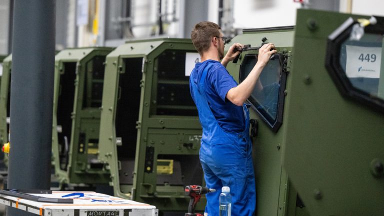 Rheinmetall will in den kommenden Monaten Panzerfabrik in der Ukraine eröffnen — RT DE