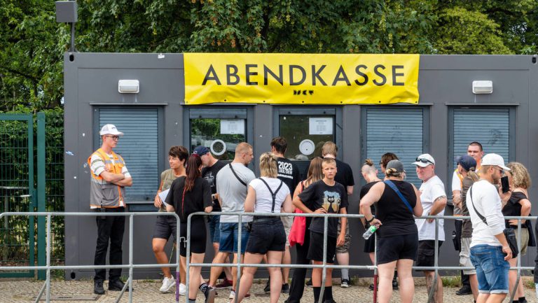 „Aktivisten“ sabotieren Kabel bei Rammstein-Konzert in Berlin — RT DE