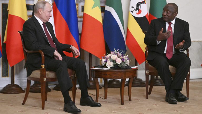 Putin reist nicht nach Afrika – Afrika kommt nach Russland — RT DE