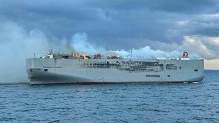 E-Auto als Ursache? Brennendes Frachtschiff auf der Nordsee – ein Toter und mehrere Verletzte — RT DE