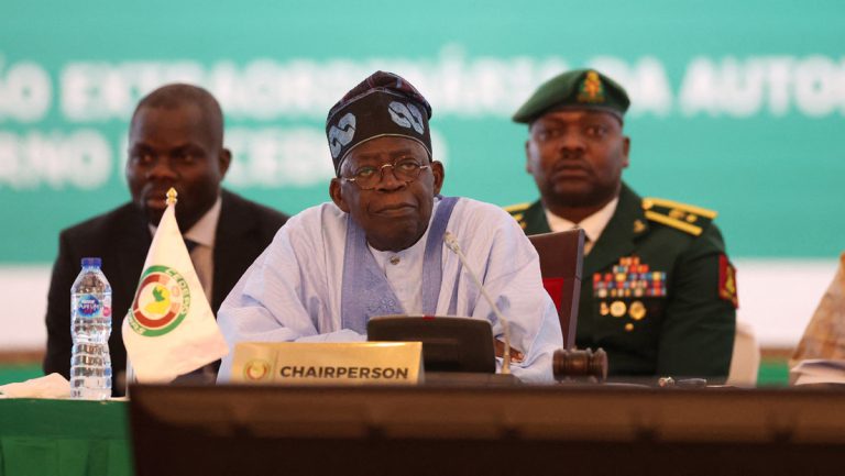 Pro-westliche Staatengemeinschaft ECOWAS plant offenbar militärische Intervention in Niger — RT DE