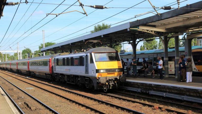 Strom zu teuer – Züge sollen wieder mit Diesel- statt Elektrolokomotiven fahren — RT DE