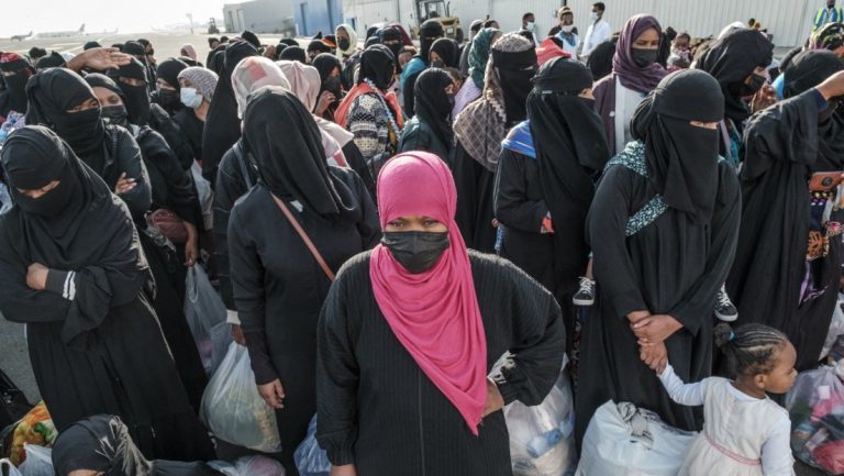 „Leichen über Hänge verstreut“ – Saudi-arabische Grenzsoldaten sollen massenweise Flüchtlinge töten — RT DE
