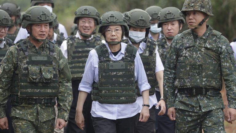 Taiwan erhöht Verteidigungsetat auf 19 Milliarden US-Dollar — RT DE