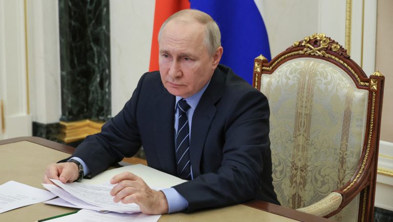 Wladimir Putin hält am 1. September Unterrichtsstunde ab — RT DE