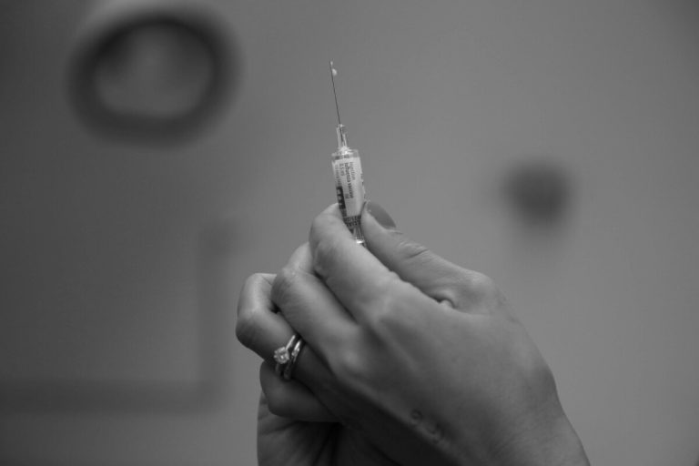 Wie uns eine ultrawoke Impfkampagne wieder an die Nadel bringen möchte