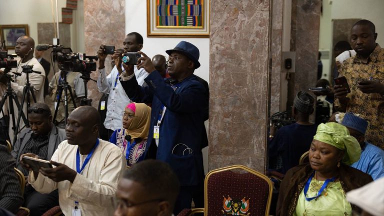 Mali, Niger, Gabun ‒ Siegen am Ende die USA? — RT DE