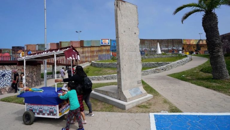Bürgermeisterin von Tijuana stellt ein Stück Berliner Mauer zur Mahnung an die US-Grenze — RT DE
