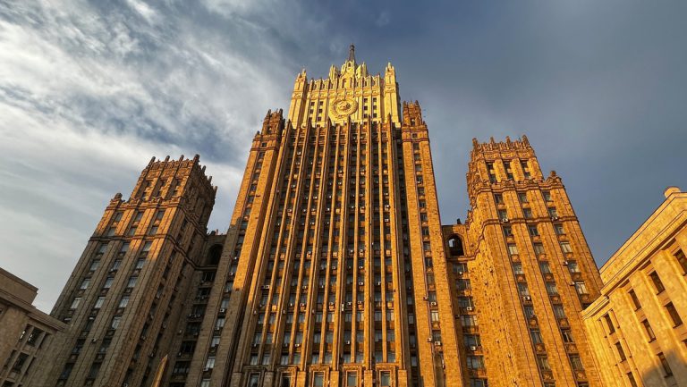 „Eiserner Vorhang“ – Moskau verurteilt EU-Einfuhrverbot für Autos und private Dinge von Russen — RT DE