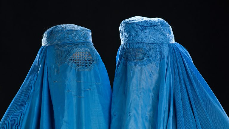 Schweizer Parlament beschließt Burka-Verbot — RT DE