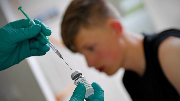 Eltern klagen wegen des Verdachts auf Impftod ihrer Kinder — RT DE