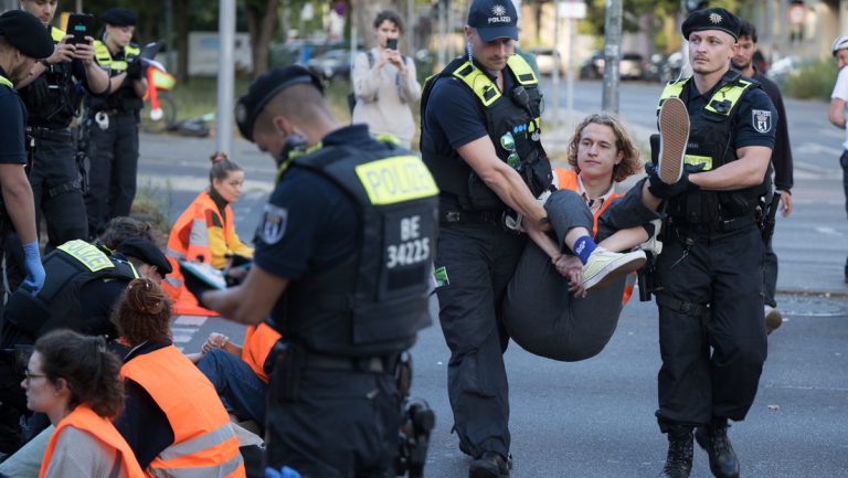 Polizei muss Aktivisten Verordnungsgebühr fürs Wegtragen zurückzahlen — RT DE