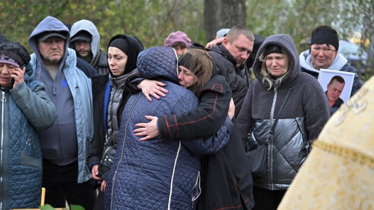 Massaker bei Trauerfeier in Ostukraine geht auf das Konto des Kiewer Regimes — RT DE
