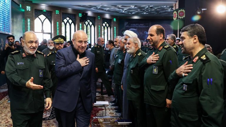 Bloomberg berechnet Kosten eines Krieges zwischen Israel und Iran — RT DE
