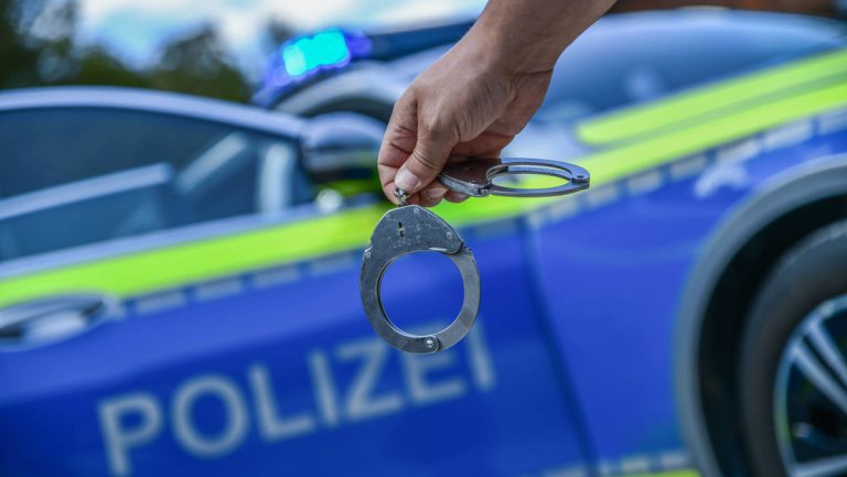 Schwangere auf offener Straße von Mann erstochen – Tatverdächtiger festgenommen — RT DE