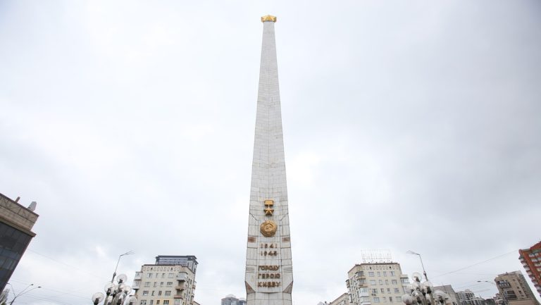 Kiew demontiert Sowjetstern vom Denkmal zu Ehren des Sieges über Hitler-Deutschland — RT DE