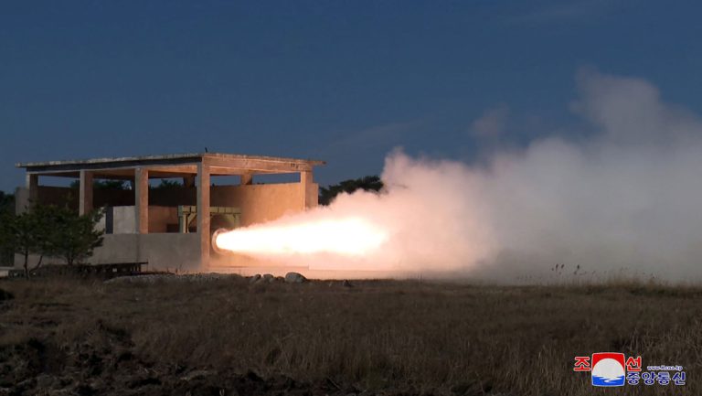 Nordkorea testet neue Feststofftriebwerke für ballistische Mittelstreckenraketen — RT DE