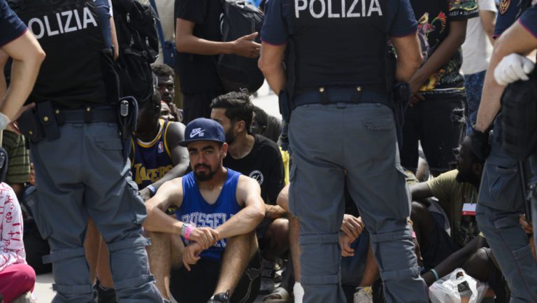 Über 1.300 neue Migranten auf Lampedusa — RT DE