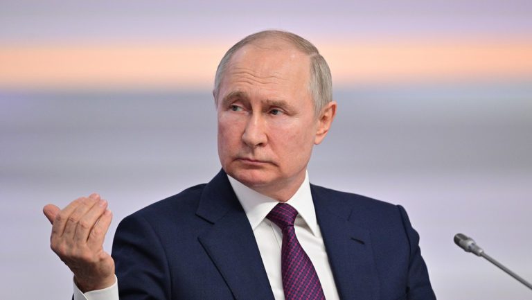Putin ordnet Verlängerung des Moratoriums von Betriebsprüfungen bis Ende 2024 an — RT DE
