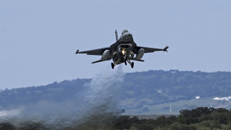 Start einer F-16 von NATO-Stützpunkten kommt Beteiligung an Ukraine-Konflikt gleich — RT DE