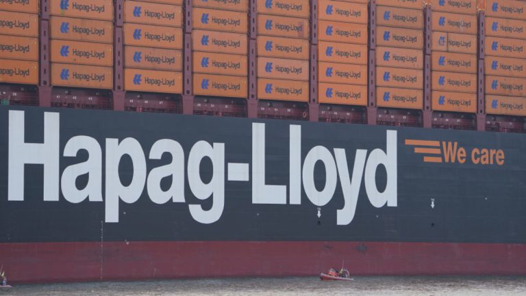 Schiff der deutschen Reederei Hapag Lloyd in Rotem Meer beschossen — RT DE