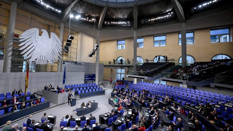 Bundestag beschließt Notlage – rückwirkend — RT DE