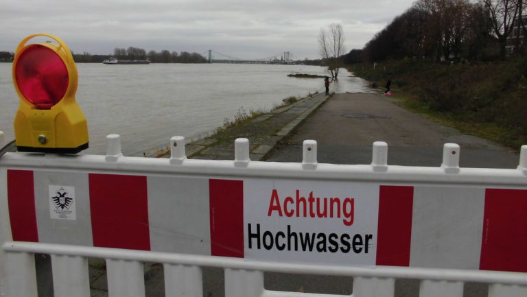 Hochwasser in Köln bei einem Rheinpegel von 4 Metern über Normalhöhe — RT DE