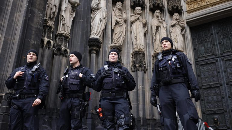 Polizeikontrolle bei jedem Gottesdienstbesucher nach Terrordrohung — RT DE