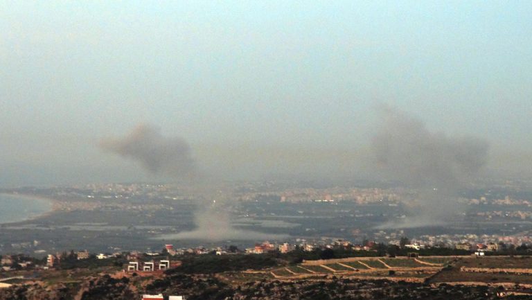 Hisbollah feuert Dutzende Raketen auf Israel ab — RT DE