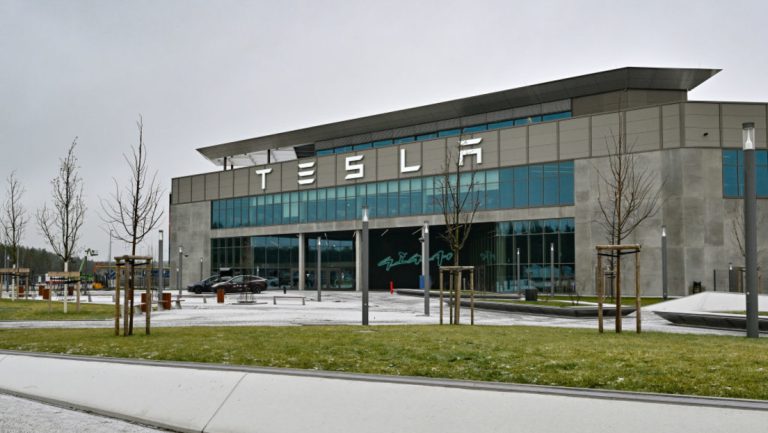 Tesla muss Produktion in Deutschland stoppen — RT DE