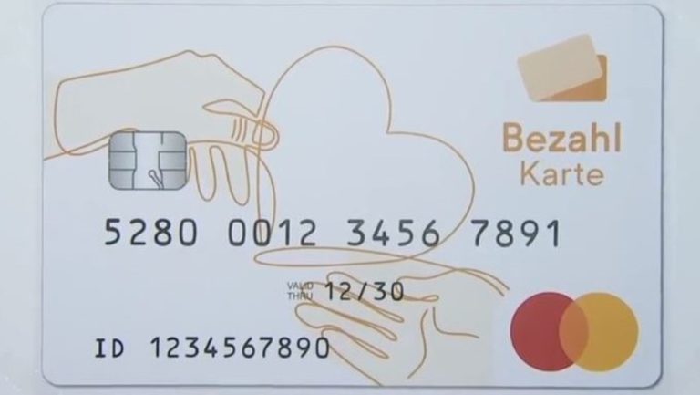 Kein Bargeld mehr – Bezahlkarte für Flüchtlinge soll bundesweit eingeführt werden — RT DE