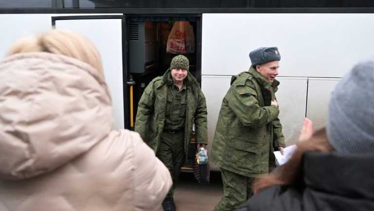 195 russische Soldaten kehren in ihre Heimat zurück — RT DE