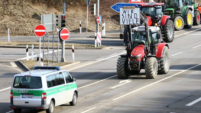 Bundestag beschließt höhere Steuern auf Agrardiesel — RT DE