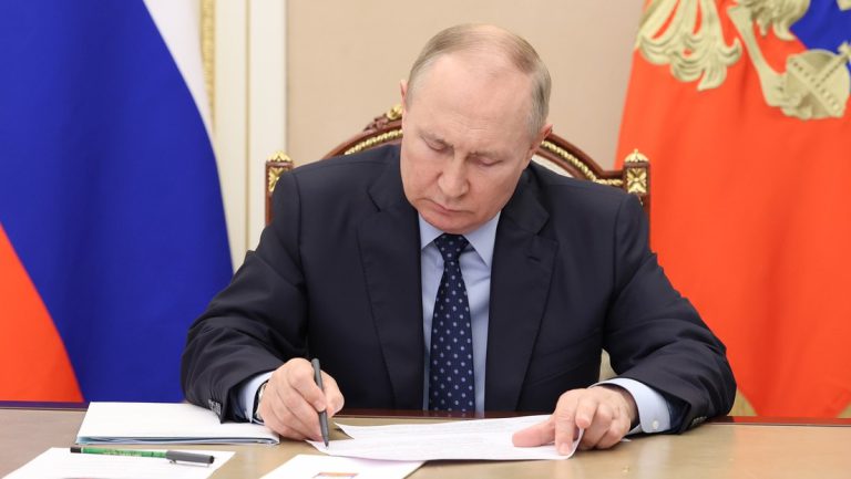 Putin stellt zwei Militärbezirke im Westen Russlands wieder her — RT DE